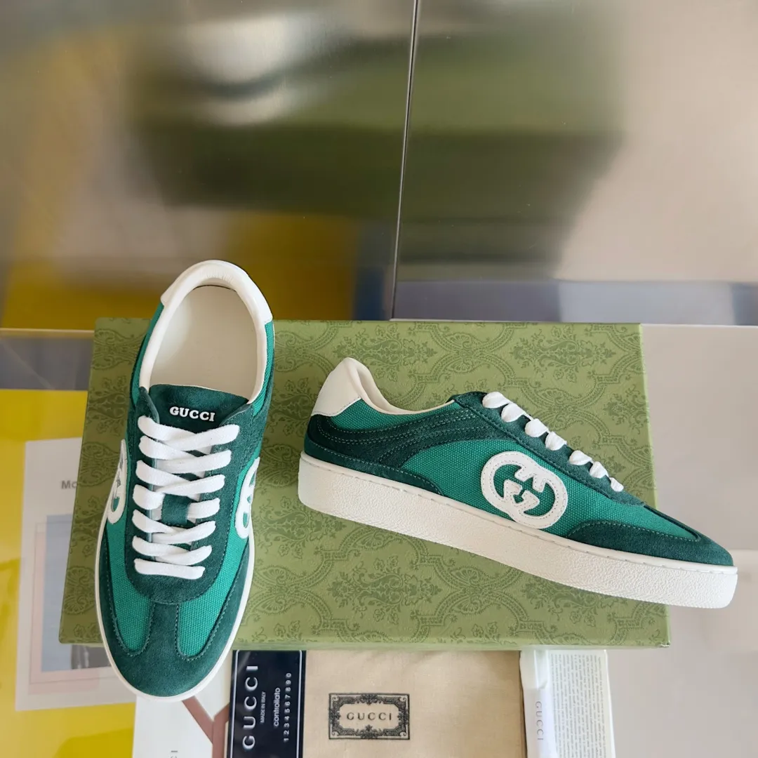 👟👟Ex-factory price 520👟👟Gucci Gucci's latest double G couple style casual sports shoes moral training shoes original purchase development and production production using innovative stitching technology to create a flowing texture like water. The leather design is paired with three-dimensional interlocking double-G leather patches and Gucci letter accessories, creating a free flowing texture of the entire shoe with a 3D effect. Fabric: Original custom imported first-layer cowhide. Lining: Original imported breathable mesh lining. Sole: Original molded T👟👟Ex-factory price U material. Size: 35-40# Men's model 39-45#